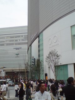 手前が有楽町○｜○｜で奥がマロニエゲート